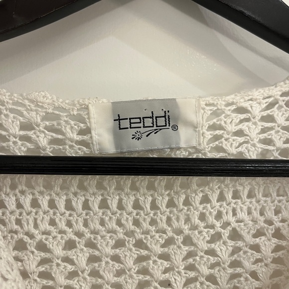 White Crochet Button-Up Top with Floral Embroidery Teddi - Picture 2 of 4